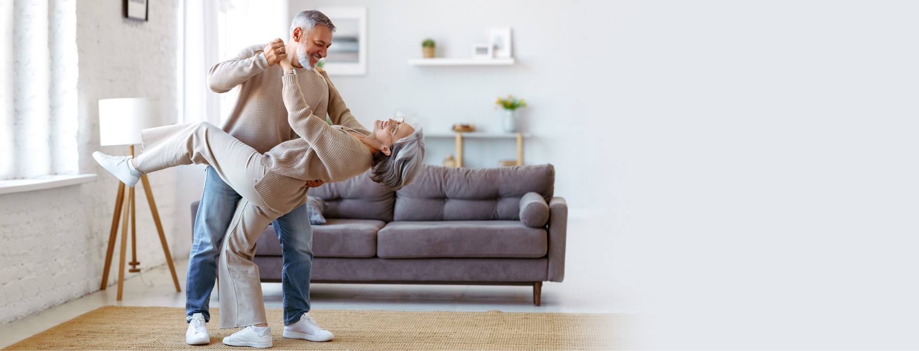 Pareja de adultos mayores bailando