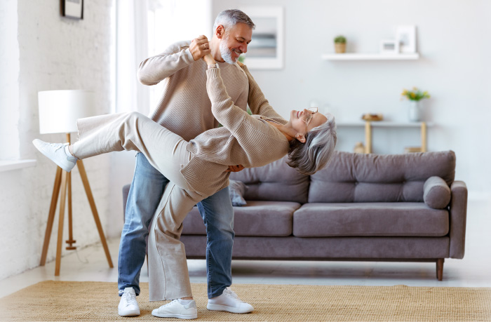 Pareja de adultos mayores bailando